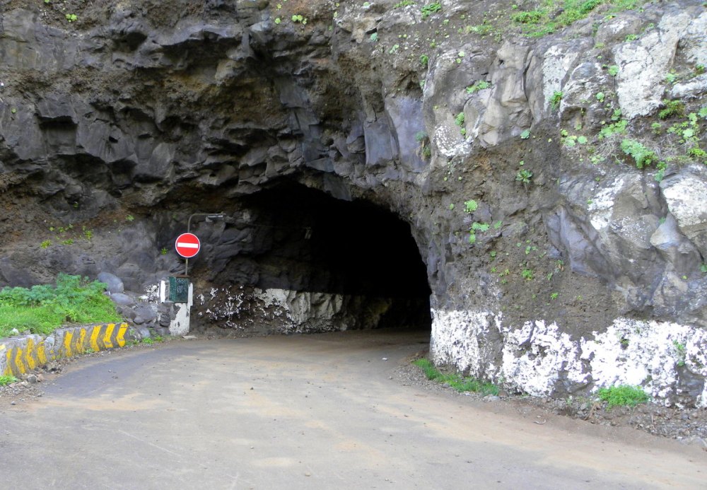 handgehakte tunnel