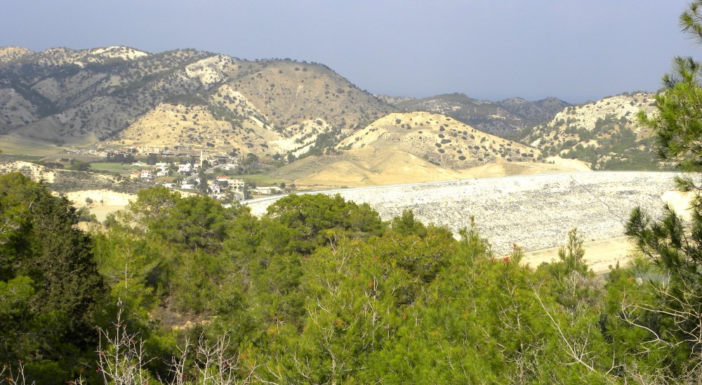 stuwdam aan meerkant